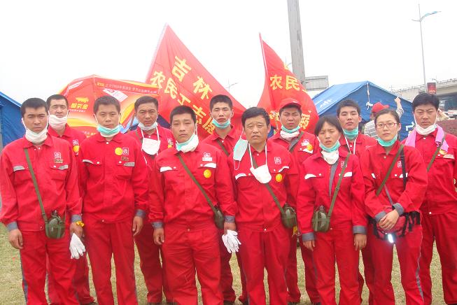 2008年四川汶川地震，鼎庆志愿队作为全国首支农民工志愿者队伍赶赴灾区救援.JPG