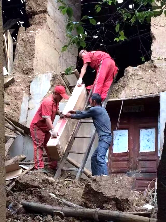 灾区救援现场，鼎庆志愿者们帮助灾民挖运物资 (2).jpg
