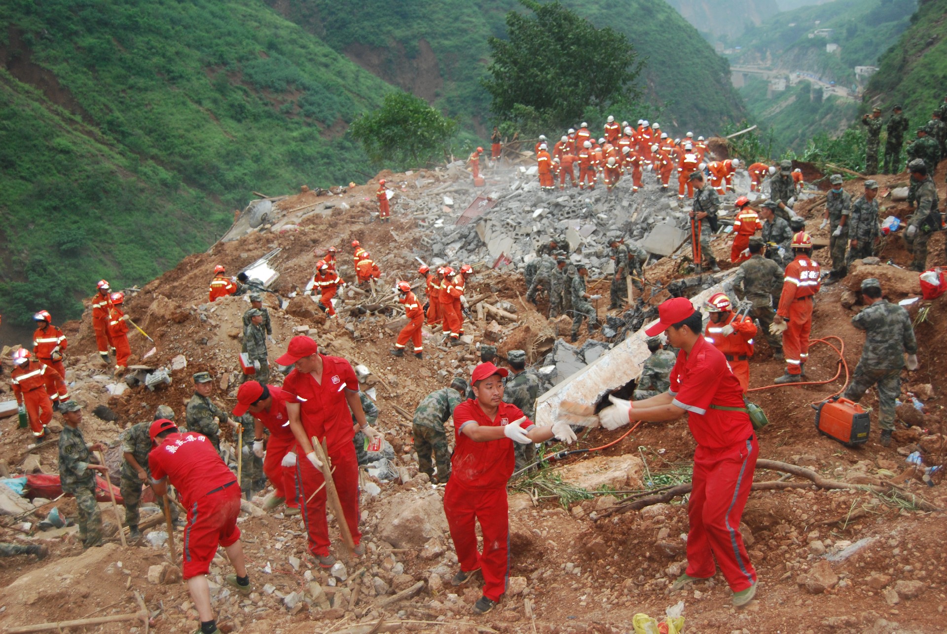 5.2014年8月3日，云南省昭通市鲁甸县发生6.5级地震，志愿者们闻讯赶赴震中龙头山镇救援。图为志愿者们在救援现场搜救遇难者。.JPG