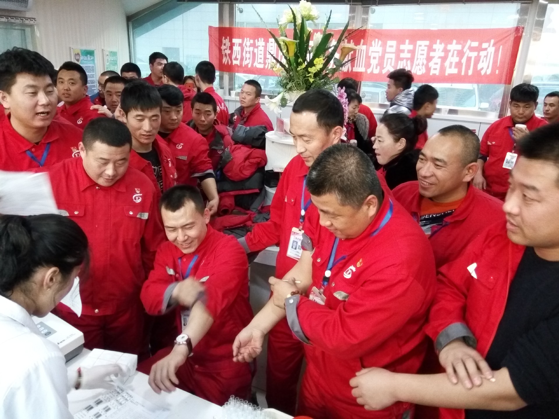 4.每当献血的时候，鼎庆党员志愿者都积极踊跃前来。.jpg